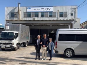 株式会社アグティ本社前にて齋藤社長、弊社社長、専務