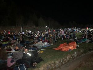 星を見るギネスチャレンジ参加者