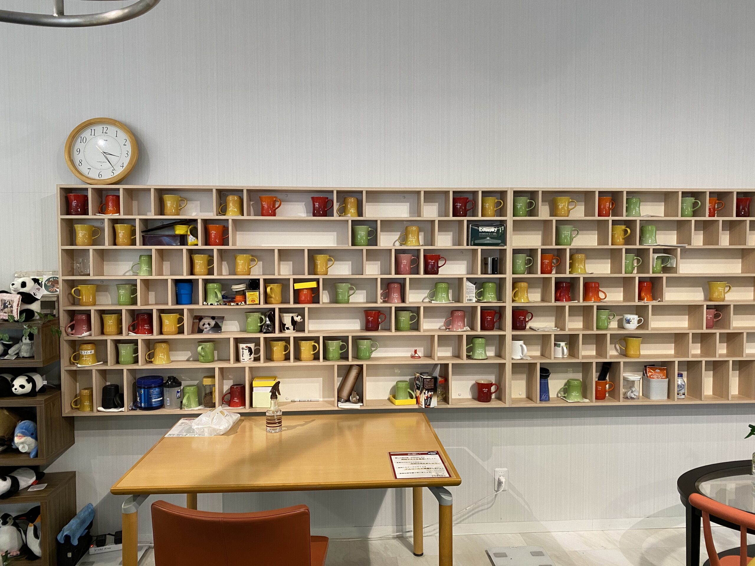 食堂に並ぶマグカップ