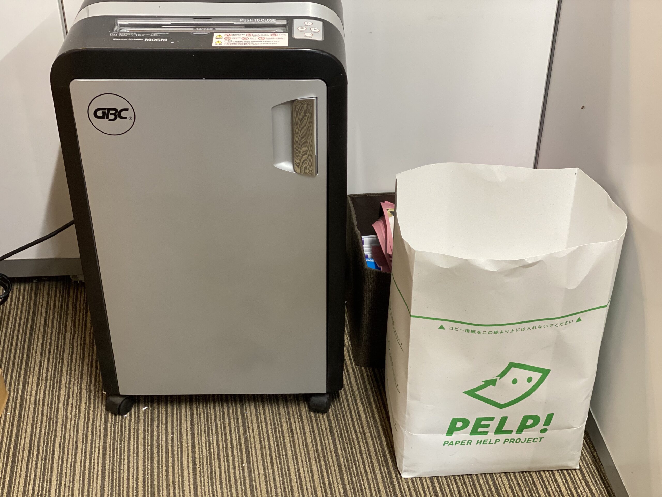 シュレッダーと並ぶPELP!バッグ